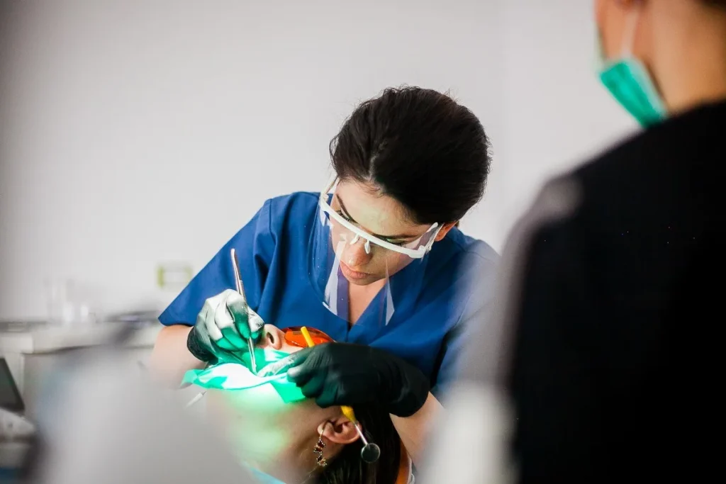 Importanța etapelor de salvare a dinților prin tratamentul endodontic