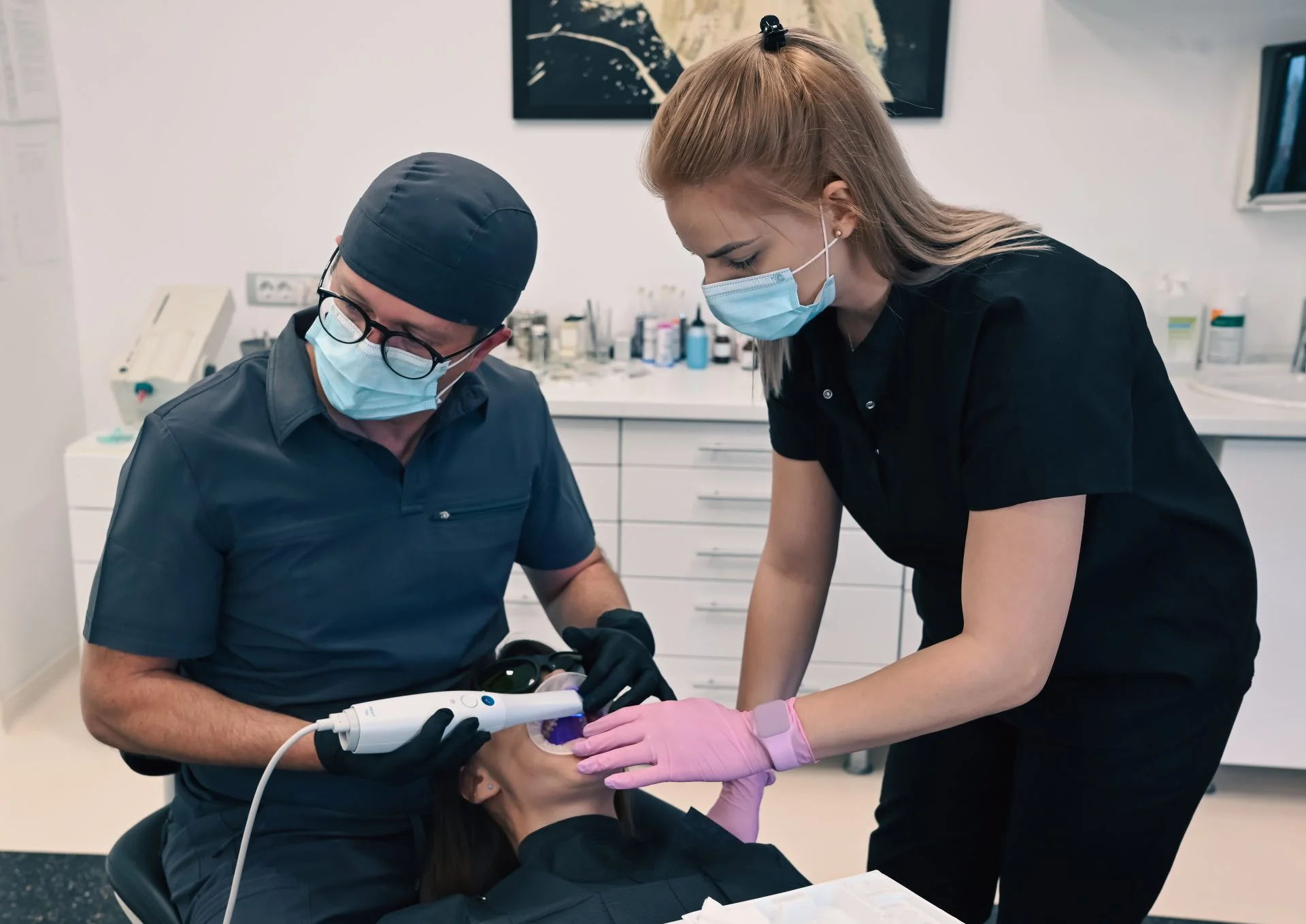 Două persoane folosesc scanner pentru amprentă dentară digitală pacient.