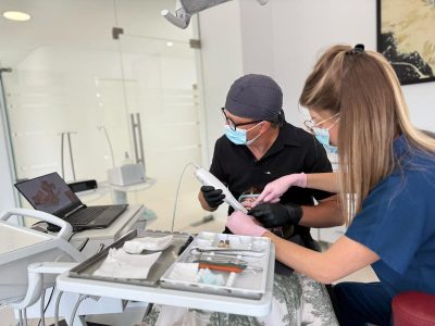 Dr. Mihai Toldișan scanare digitala dinti cu CAD CAM la un pacient